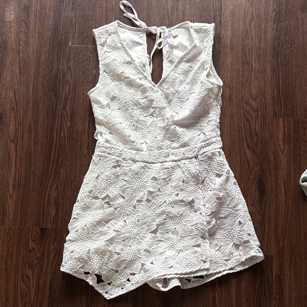 Alya White Floral Lace Sleeveless Romper
